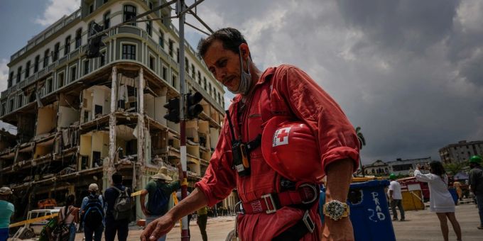 Ein Helfer des kubanischen Roten Kreuzes macht eine Pause, nachdem er in den Trümmern des Fünf-Sterne-Hotels im Einsatz war. Die Rettungsarbeiten wurden inzwischen beendet. havanna