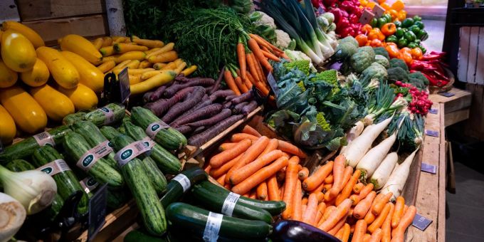 Viele Deutsche sparen sich wegen der hohen Inflation die Bio-Lebensmittel. Bioläden und Bio-Supermärkte verkauften in den ersten drei Monaten dieses Jahres deutlich weniger Ware als im Vorjahreszeitraum. Viele Deutsche sparen sich wegen der hohen Inflation die Bio-Lebensmittel. Bioläden und Bio-Supermärkte verkauften in den ersten drei Monaten dieses Jahres deutlich weniger Ware als im Vorjahreszeitraum.
