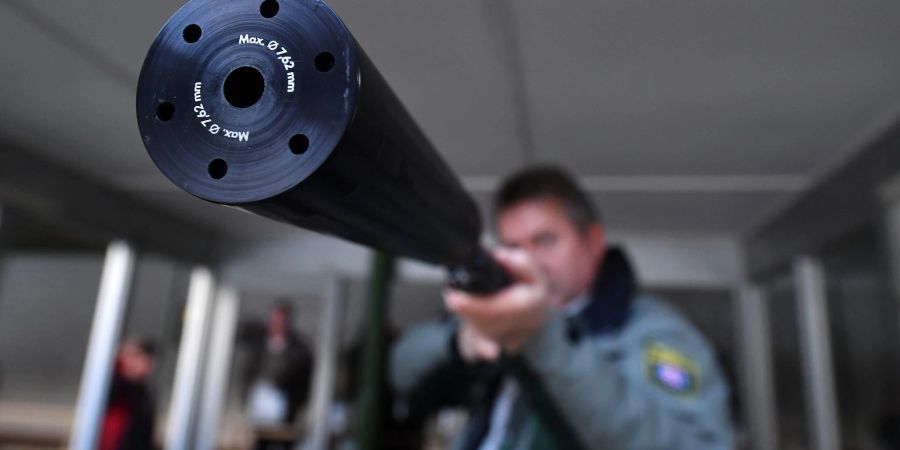 Ralf Brümmel, Fachbereichsleiter Forstbetrieb der Thüringen Forst, hält bei einer Demonstration eine Jagdwaffe mit Schalldämpfer in den Händen.