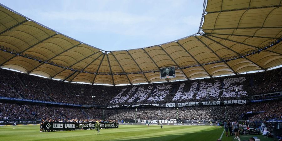 Ein Spruchband mit homosexuellenfeindlichen Text wurde neben jenen Bannern gezeigt, die Fussballlegende Uwe Seeler würdigten.