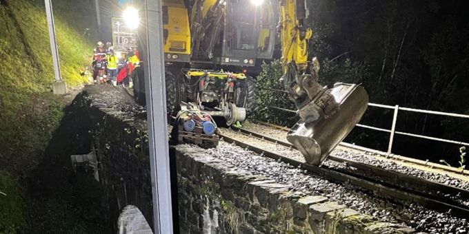 Molinis: Arbeiter bei Sturz von Brücke verletzt Molinis: Arbeiter bei Sturz von Brücke verletzt
