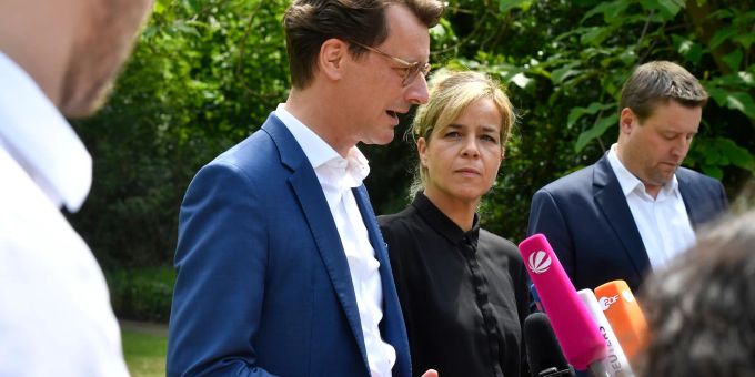 Ministerpräsident Hendrik Wüst (CDU) und die Landesvorsitzende von Bündnis 90/Die Grünen, Mona Neubaur, bei einem Presse-Statement. Ministerpräsident Hendrik Wüst (CDU) und die Landesvorsitzende von Bündnis 90/Die Grünen, Mona Neubaur, bei einem Presse-Statement.