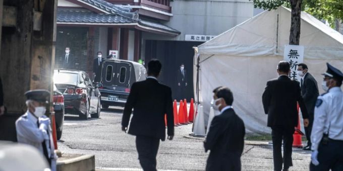 Leichenwagen mit Leichnam Abes fährt vor dem Zozoji-Tempel vor Leichenwagen mit Leichnam Abes fährt vor dem Zozoji-Tempel vor
