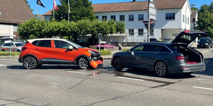 Der 91-jährige Autofahrer musste mit leichten Verletzungen ins Spital gebracht werden. Kollision in Ermatingen
