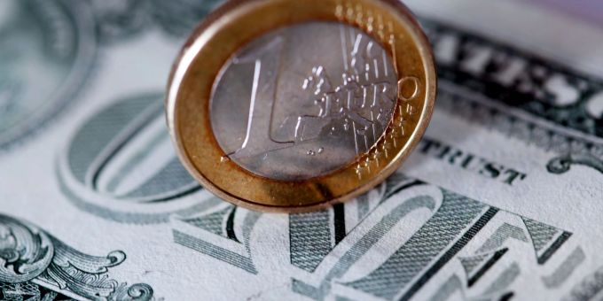Der Euro ist erstmals seit fast 20 Jahren nur noch so viel wert wie ein Dollar. Der Euro ist erstmals seit fast 20 Jahren nur noch so viel wert wie ein Dollar.
