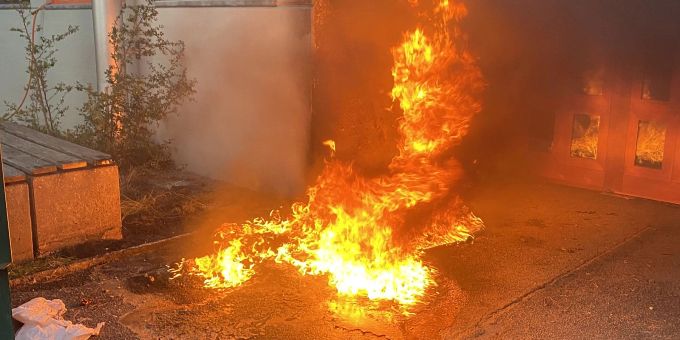 Birsfelden BL: Brand eines Toilettenhäuschen Birsfelden_Brand_Toilettenhäuschen