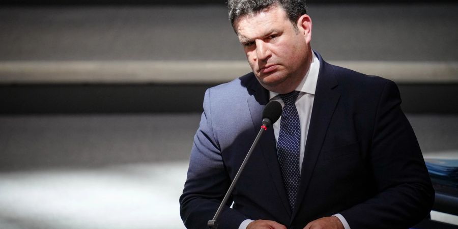 Arbeitsminister Hubertus Heil (SPD) spricht im Bundestag bei der Befragung der Bundesregierung.