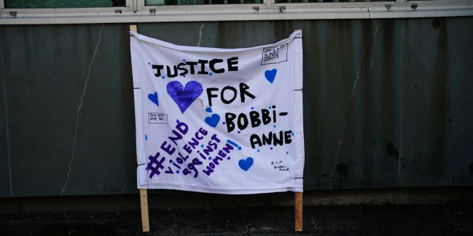 Ein Transparent vor dem Gericht in Plymouth: «Gerechtigkeit für Bobbi-Anne. Beendet Gewalt gegen Frauen». Ein Transparent vor dem Gericht in Plymouth: «Gerechtigkeit für Bobbi-Anne. Beendet Gewalt gegen Frauen».