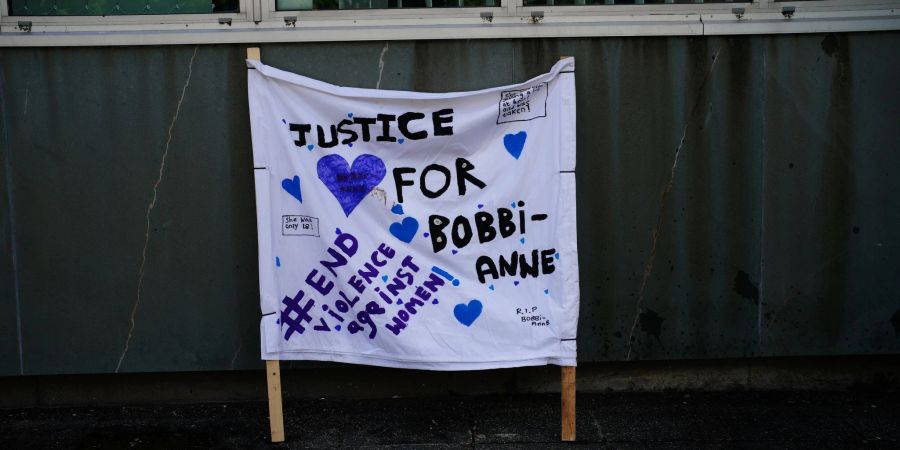 Ein Transparent vor dem Gericht in Plymouth: «Gerechtigkeit für Bobbi-Anne. Beendet Gewalt gegen Frauen».