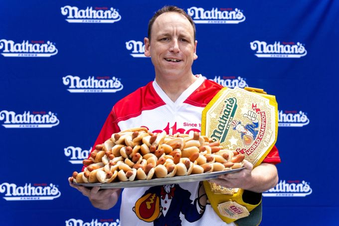 Joey Chestnut hat das Hot-Dog-Wettessen zum US-Unabhängigkeitstag zum 15. Mal in 16 Jahren gewonnen. Joey Chestnut