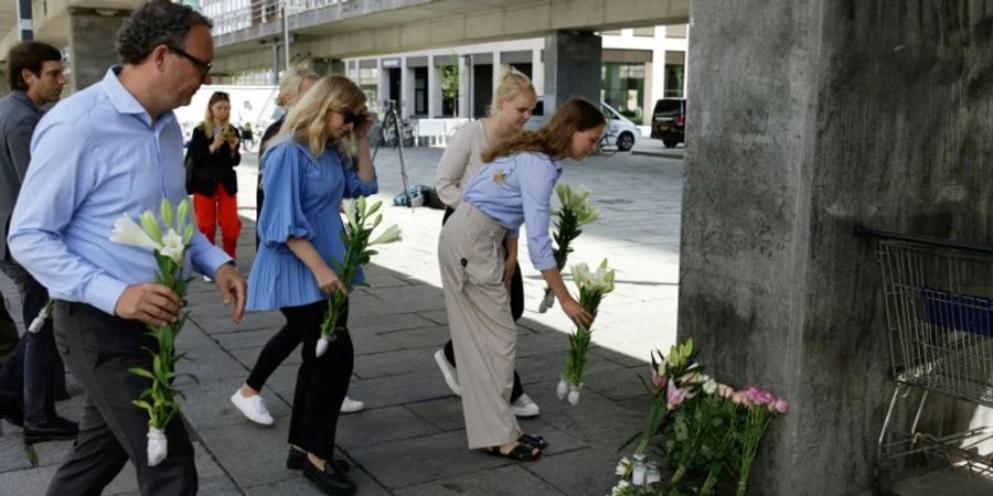 Trauernde in Kopenhagen legen Blumen nieder