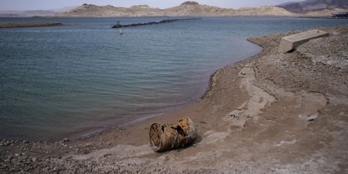 Ein Fass liegt auf dem ausgetrockneten Grund des Lake Mead. Darin könnten sich Juwelen befinden. Lake Mead