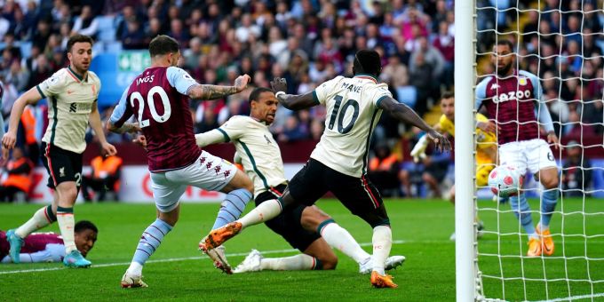 Liverpools Joel Matip (M) erzielt das Tor zum 1:1 gegen Aston Villa. Liverpools Joel Matip (M) erzielt das Tor zum 1:1 gegen Aston Villa.