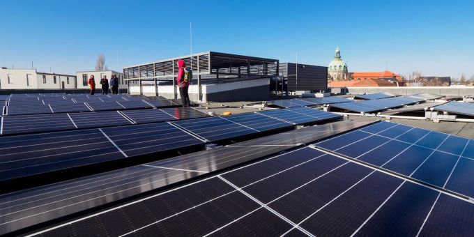 Eine Photovoltaik-Anlage wurde auf einer Schule in Potsdam installiert. Eine Photovoltaik-Anlage wurde auf einer Schule in Potsdam installiert.