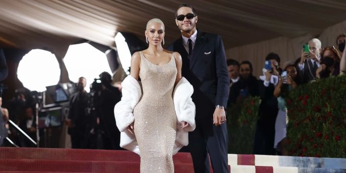 Kim Kardashian posiert an der Met-Gala zusammen mit Pete Davidson. kim kardashian