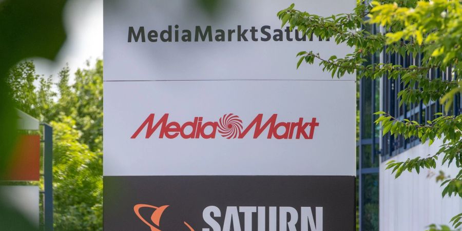 Die mehr als 1000 Media Markt- und Saturn-Läden sollen aber weiter eine wichtige Rolle im Ceconomy-Konzern spielen.