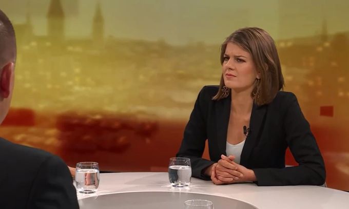 Erich Hess' Argumentation im «Talktäglich» zu billigeren Menstruationsartikeln verwirrt Juso-Präsidentin Ronja Jansen sichtlich. Erich Hess Jansen Menstruation