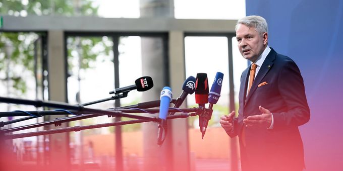 Pekka Haavisto, Aussenminister von Finnland, kommt zum informellen Arbeitsessen beim Treffen der Nato-Aussenminister in Berlin. Hauptthema der informellen Beratungen der Nato-Aussenminister ist der Krieg in der Ukraine. Foto: Bernd von Jutrczenka/dpa Pekka Haavisto, Aussenminister von Finnland, kommt zum informellen Arbeitsessen beim Treffen der Nato-Aussenminister in Berlin. Hauptthema der informellen Beratungen der Nato-Aussenminister ist der Krieg in der Ukraine. Foto: Bernd von Jutrczenka/dpa