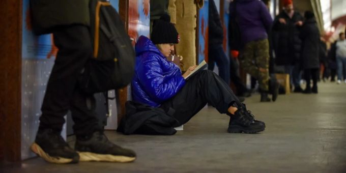In Kiew kommt es im Ukraine-Krieg öfters zu Luftalarm. Viele Menschen suchen dann jeweils Schutz in den Metro-Stationen. (Archivbild) Kiew