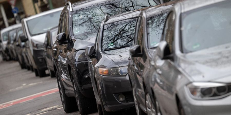 Ein SUV parkt in einer Reihe mit anderen Autos. Die in Europa gebauten Autos werden nach Daten des französischen Beratungsunternehmens Inovev immer grösser und schwerer.