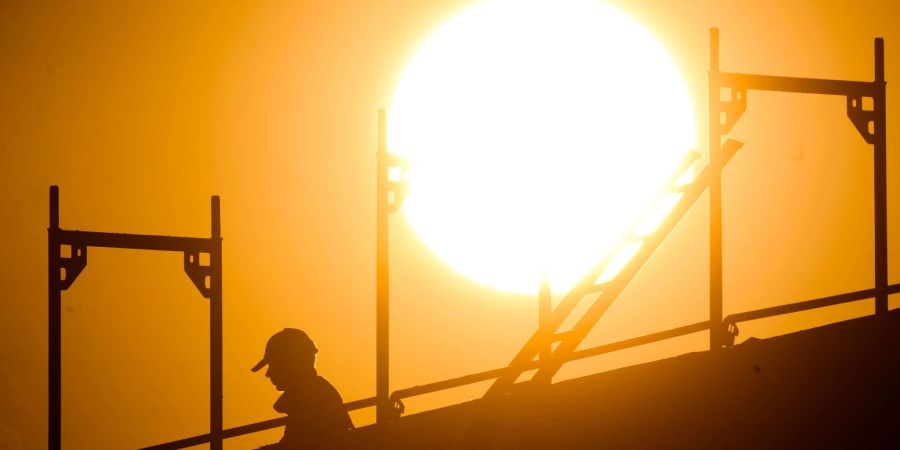 Frühmorgens mit der Arbeit draussen starten und in der Mittagszeit eine Pause einlegen, ist im Sommer sinnvoll. Denn zwischen 11 und 15 Uhr ist die Belastung durch UV-B-Strahlen meist am höchsten.