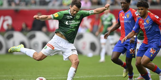 St. Gallens Lukas Goertler, links, im Fussball Super League Spiel zwischen dem FC St. Gallen und dem FC Basel, am Sonntag, 14. Maio 2023, im Kybunpark in St. Gallen. (KEYSTONE/Gian Ehrenzeller) FC St.Gallen 1879