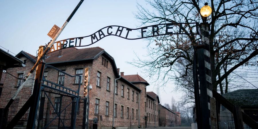 Tor zum früheren Konzentrationslager Auschwitz I im polnischen Oswiecim.