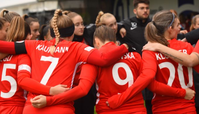 Die FCRJ-Frauen schwören sich ein auf das Spiel gegen Yverdon. fcrj