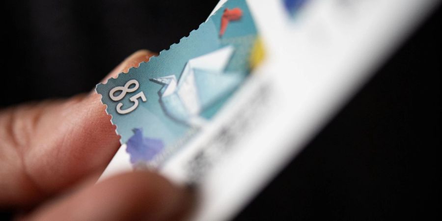 Ein Inlandsstandardbrief kostet derzeit 85 Cent. Die Post will das Briefporto im kommenden Jahr erneut erhöhen.