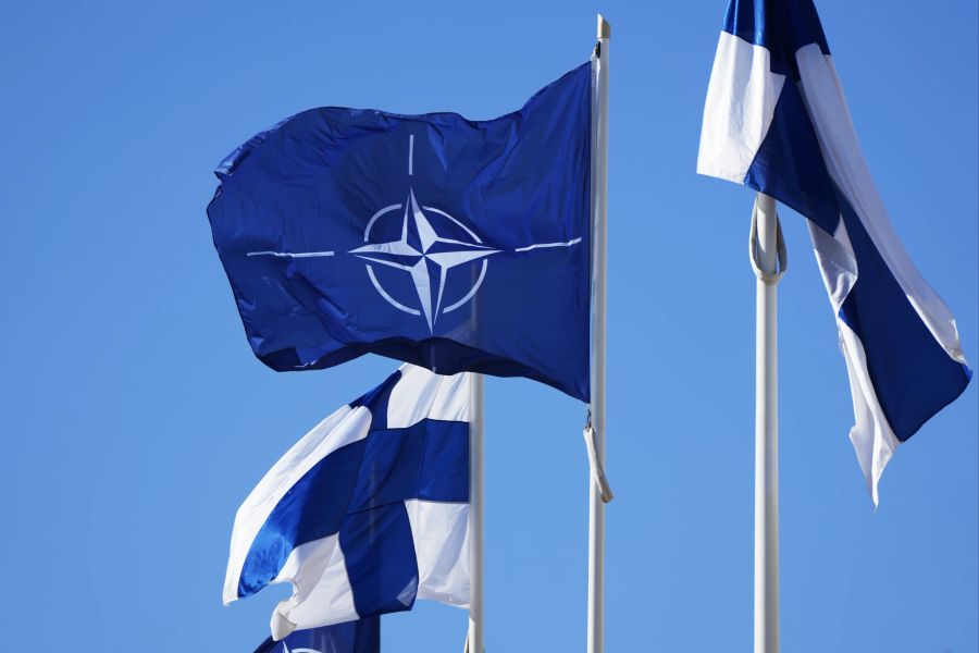 Die Nato-Flagge (Mitte) und die Flagge Finnlands flattern über dem Gebäude des Aussenministeriums in Helsinki.