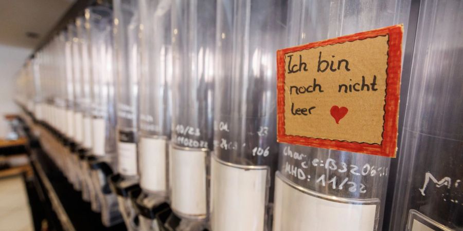 «Ich bin noch nicht leer» steht auf einem Schild an einem Lebensmittelspender im Unverpackt-Laden «ZeroHero».