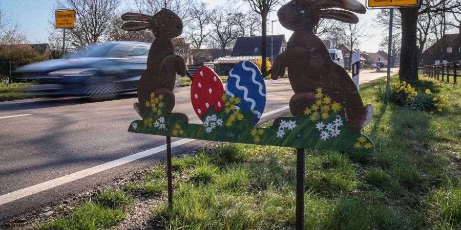 Jedes Jahr beantworten freiwillige Helfer im Dorfgemeinschaftshaus der Ortschaft Briefe, die Kinder aus ganz Deutschland und dem Ausland an den Osterhasen geschickt haben.