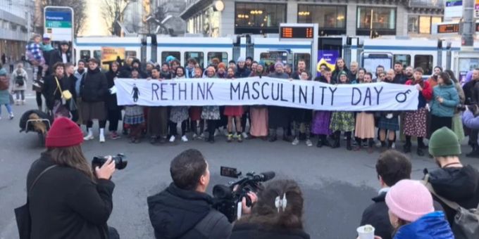 Der «Rethink Masculinity Day» wurde von Männern in Röcken am Paradeplatz gefeiert. Paradeplatz Röcken