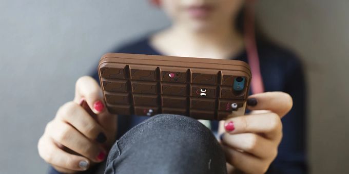 Im Parlament ist umstritten, ob das Anbahnen von sexuellen Kontakten mit Kindern - etwa über das Handy - unter Strafe gestellt werden soll. Der Ständerat ist dagegen, der Nationalrat dafür. (Archivbild) Im Parlament ist umstritten, ob das Anbahnen von sexuellen Kontakten mit Kindern - etwa über das Handy - unter Strafe gestellt werden soll. Der Ständerat ist dagegen, der Nationalrat dafür. (Archivbild)