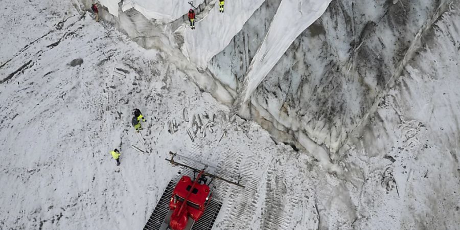 Gletscherschutz mit grossen Planen: Am Corvatsch-Gletscher entfernen Bergbahn-Mitarbeiter im September 2022 das Schutzvlies. (Archivbild)