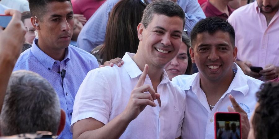 Selfie mit dem Präsidentschaftskandidaten Santiago Peña (M) in einem Wahllokal in Asunción.