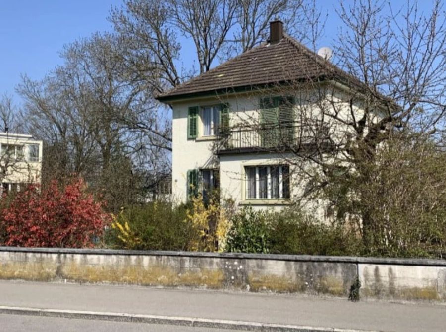 Auf den ersten Blick wirkt das Haus in Dietikon ZH wie ein Augenschmaus.