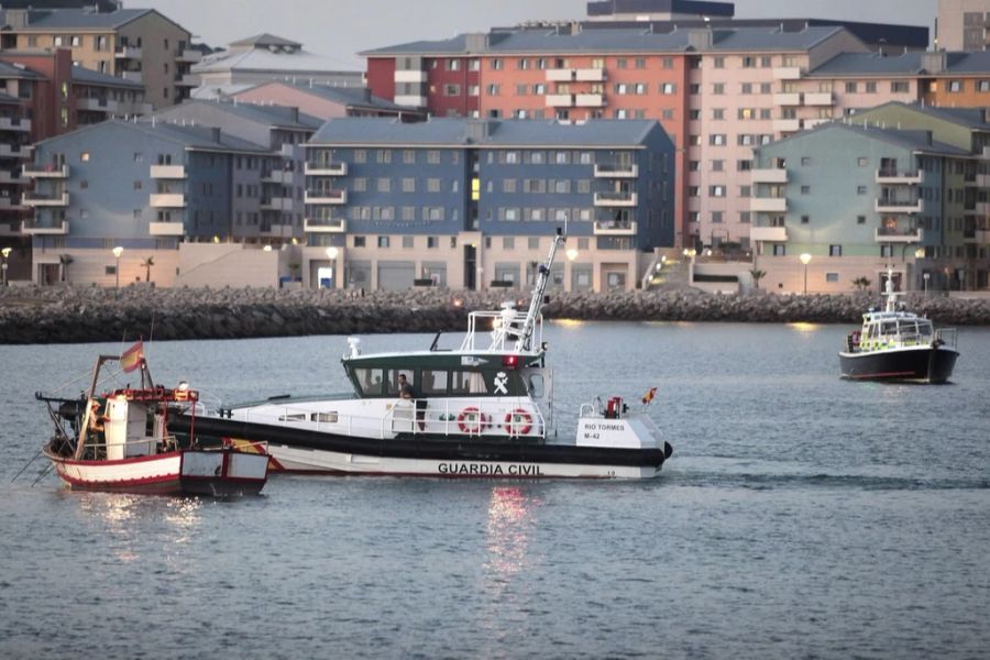 Die spanische Küstenwache nahm die vier Crewmitglieder an Bord. (Archiv)