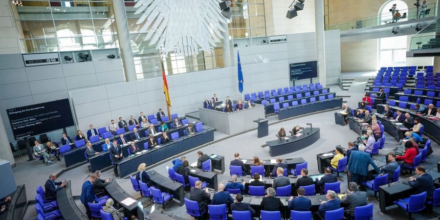 Blick in den Plenarsaal des Deutschen Bundestags. Abgeordnete bekommen ab dem 1. Juli mehr Gehalt.