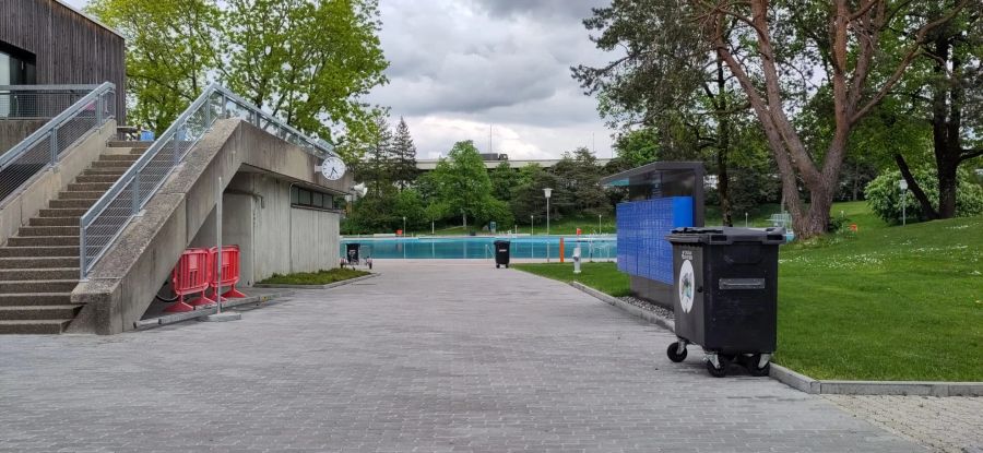 Der Pool des Freibads Weyermannshaus in Bern wurde frisch aufgefüllt und bereit für die Eröffnung.