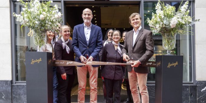 Tomas Prenosil (r), CEO Confiserie Sprüngli, und Christoph Hollenweger (l), Sektorleiter Vertrieb Confiserie Sprüngli bei der Eröffnung des Sprüngli Verkaufsgeschäfts in Luzern. (KEYSTONE/Patrick Huerlimann) sprüngli