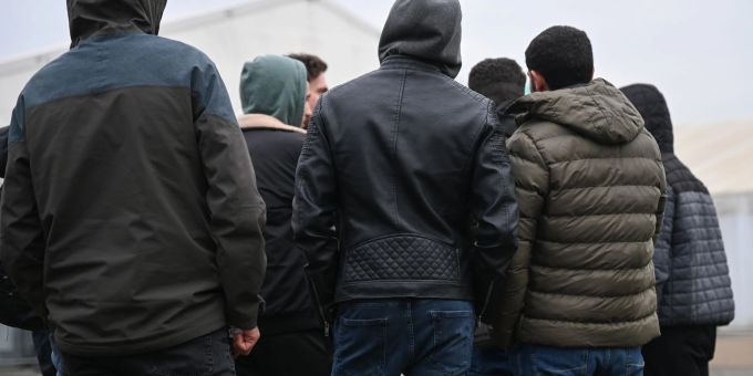 Kriegsflüchtlinge aus Syrien stehen auf dem Gelände einer Flüchtlingsunterkunft zusammen. Kriegsflüchtlinge aus Syrien stehen auf dem Gelände einer Flüchtlingsunterkunft zusammen.