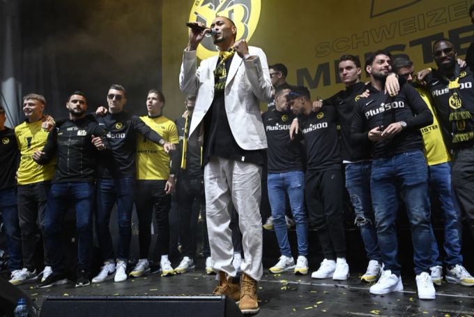 Guillaume Hoarau singt den Fans und den Spielern von YB ein Ständchen. Fussball-Talk