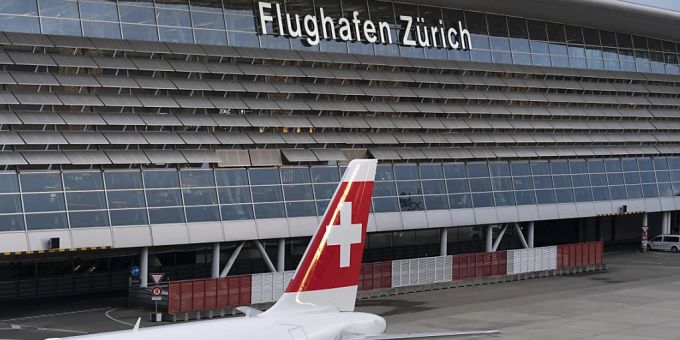 Ein Flugzeug der Fluggesellschaft Swiss dockt am Terminal des Flughafens Zürich Kloten an. (Archivbild) flughafen zürich