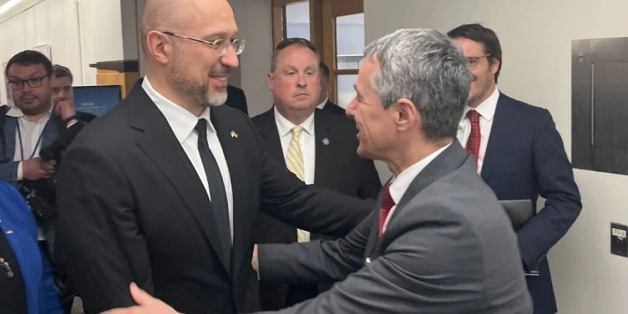 Bundesrat Ignazio Cassis (rechts) traf in Washington den ukrainischen Premierminister Denys Schmyhal (links).