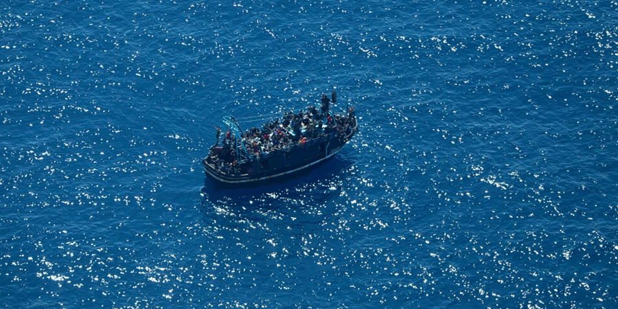 Dieses von der deutschen humanitären Organisation «Sea-Watch» zur Verfügung gestellte Foto zeigt ein in Seenot geratenes Boot mit rund 400 Menschen an Bord im zentralen Mittelmeer.