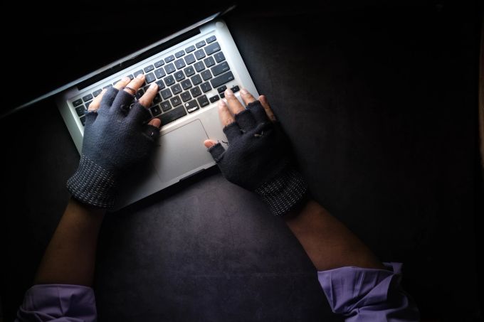 Die Aufklärungsrate der 2022 in der Schweiz verübten Cyber-Straftaten lag bei 34.3 Prozent. Technik Cyber Sicherheit