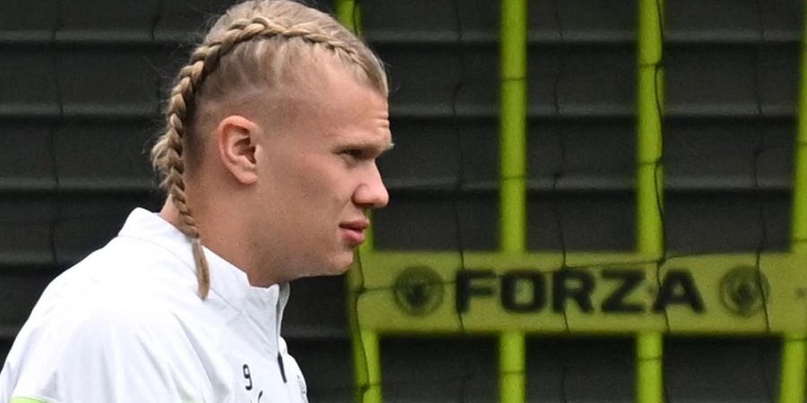 Manchester-City-Star Erling Haaland (22) überraschte mit geflochtenen Zöpfen. Fans spotteten über die neue Frisur und verglichen ihn mit Greta Thunberg.