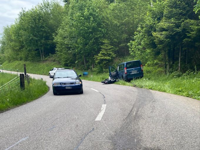 Der Motorradlenker musste ins Spital geflogen werden. Kollision Auto Motorrad