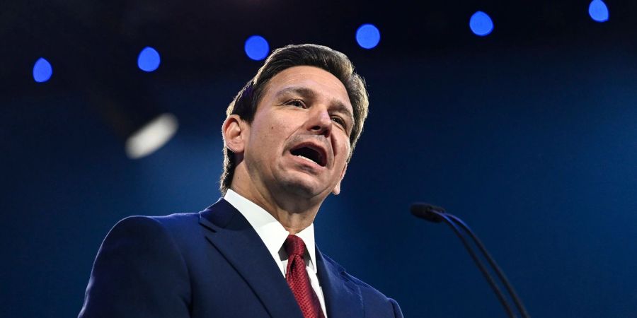 Floridas Gouverneur Ron DeSantis spricht während einer Festveranstaltung.